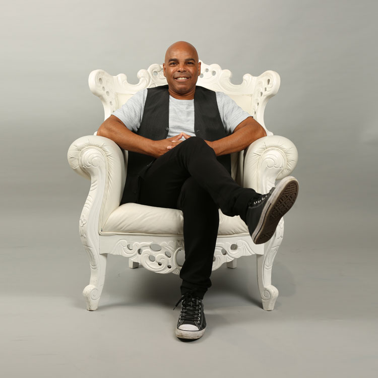 norman sedney zittend op een luxe witte troon